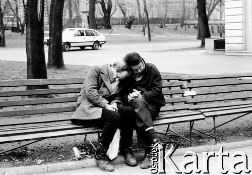 1993, Kraków, Polska.
Krakowski Kazimierz - pijani mężczyźni śpiący na ławce.
Fot. Jerzy Szot, zbiory Ośrodka KARTA
