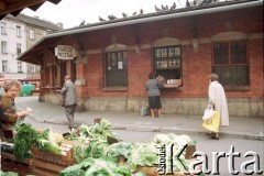 1998, Kraków, Polska.
Krakowski Kazimierz - mieszkańcy dzielnicy na bazarze.
Fot. Jerzy Szot, zbiory Ośrodka KARTA
