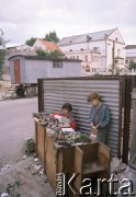 1998, Kraków, Polska.
Krakowski Kazimierz - dzieci bawią się kamieniami.
Fot. Jerzy Szot, zbiory Ośrodka KARTA
