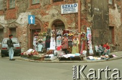 1998, Kraków, Polska.
Krakowski Kazimierz - stragan z odzieżą przy ulicy Boże Ciało.
Fot. Jerzy Szot, zbiory Ośrodka KARTA
