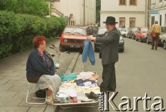 1998, Kraków, Polska.
Krakowski Kazimierz - Żyd ogląda ubrania, które rozłożono na łóżku polowym. Obok siedzi sprzedawczyni.
Fot. Jerzy Szot, zbiory Ośrodka KARTA
