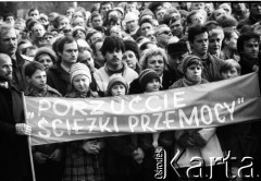 1984, Gdańsk, Polska.
Manifestacja - ludzie trzymają transparent 
