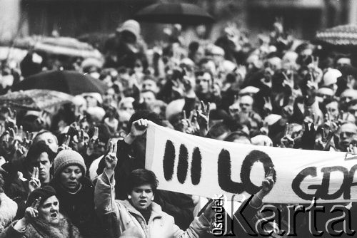 1984, Gdańsk, Polska.
Demonstracja po mszy w kościele św. Brygidy.Ludzie pokazujący literę V. 
Fot. Piotr Dylik, zbiory Ośrodka KARTA.
 
