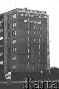 1987, Gdańsk, Polska.
III pielgrzymka Jana Pawła II do Polski. Napisy na budynku: 