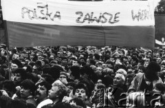 Czerwiec 1983, Częstochowa, Jasna Góra.
II Pielgrzymka Papieża Jana Pawła II do Polski - msza na wałach jasnogórskich, widoczny transparent 