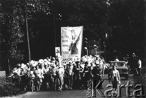 1984, Polska..
Grupa pielgrzymów idących do Częstochowy z transparentem: 