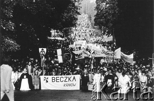 1986, Częstochowa, Jasna Góra, Polska.
Pielgrzymka z Krakowa na Jasnej Górze.
Fot. Piotr Dylik, zbiory Ośrodka KARTA.
 
