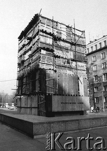 1987, Kraków-Nowa Huta.
Remont pomnika Włodzimierza Lenina.
Fot. Piotr Dylik, zbiory Ośrodka KARTA
 
