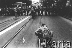 1988, Kraków, Polska.
Demonstracja pod konsulatem ZSRR w Krakowie.
Fot. Piotr Dylik, zbiory Ośrodka KARTA.
 
