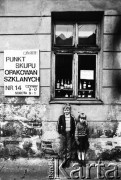 1982, Kraków, Polska.
Dzieci krakowskie na tle punktu skupu opakowań szklanych.
Fot. Piotr Dylik, zbiory Ośrodka KARTA.
 
