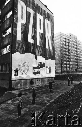 1984, Częstochowa.
Dekoracja propagandowa z napisem 