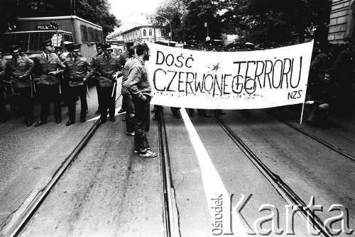 1988, Kraków, Polska.
Demonstracja pod konsulatem ZSRR w Krakowie.Transparent: