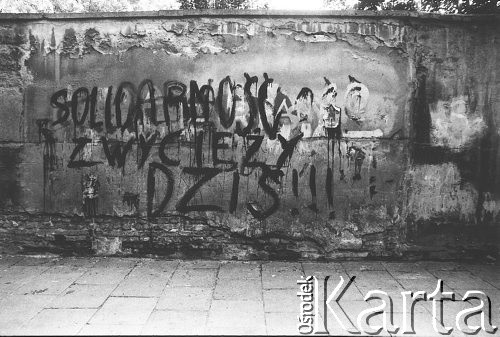 1983, Kraków, Polska.
Napis na murze:
