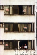 1988, Kraków, ulica Piastowska.
Miasteczko studenckie podczas strajków - w oknach plakaty z napisem 