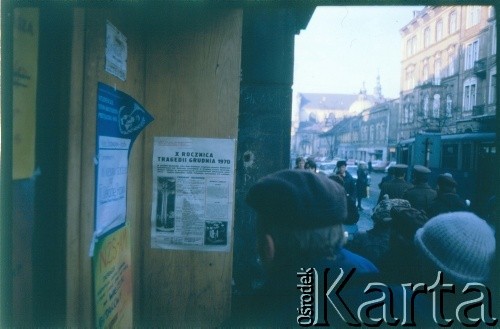 Grudzień 1980, Kraków, Polska.
Przechodnie czytają plakat dotyczący 10. rocznicy Grudnia 1970.
Fot. Piotr Dylik, zbiory Ośrodka KARTA