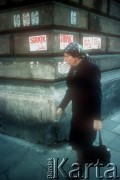 1980, Kraków, Polska.
Kobieta przechodzi obok rozklejonych na murze plakatów zawiadamiających o strajku NSZZ Solidarność.
Fot. Piotr Dylik, zbiory Ośrodka KARTA