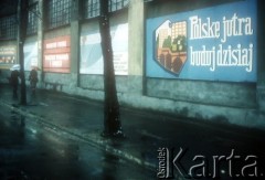 1980, Bielsko-Biała, Polska.
Propagandowe plakaty na ścianie budynku: 