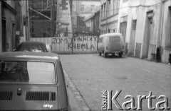 1980, Kraków, Polska.
Ulica na Starym Mieście. Na ogrodzeniu opozycyjny napis 