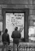 1980, Kraków, Polska.
Mężczyźni czytają opozycyjne plakaty.
Fot. Piotr Dylik, zbiory Ośrodka KARTA