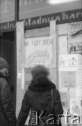 1980, Kraków, Polska.
Kobieta i mężczyzna czytają opozycyjne plakatach przy wejściu do Składnicy Harcerskiej.
Fot. Piotr Dylik, zbiory Ośrodka KARTA