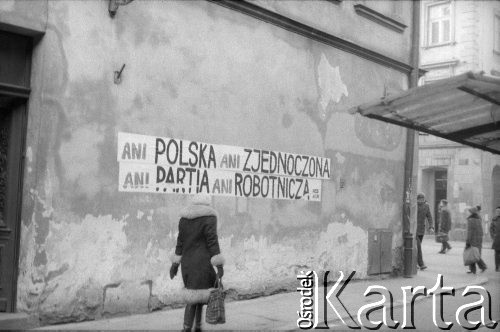 1980, Kraków, Polska.
Kontestujące PZPR opozycyjne hasło na ścianie kamienicy: 