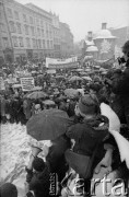 1980, Kraków, Polska.
Niezależna manifestacja na Rynku Głównym. Demonstranci domagają się uwolnienia więźniów politycznych.
Fot. Piotr Dylik, zbiory Ośrodka KARTA