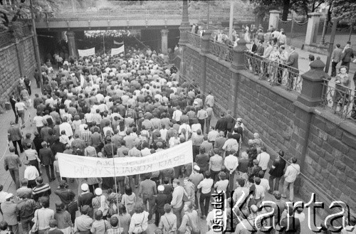 25.05.1981, Kraków, Polska.
Uczestnicy niezależnej demonstracji. Na transparencie widać napis 