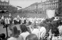 17.05.1981, Kraków, Polska.
Uczestnicy Białego Marszu na Rynku Głównym. Wzięło w nim udział ok. 300 tys. ludzi. Został zorganizowany po zamachu na Jana Pawła II.
Fot. Piotr Dylik, zbiory Ośrodka KARTA