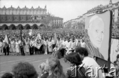 17.05.1981, Kraków, Polska.
Uczestnicy Białego Marszu na Rynku Głównym. Wzięło w nim udział ok. 300 tys. ludzi. Został zorganizowany po zamachu na Jana Pawła II.
Fot. Piotr Dylik, zbiory Ośrodka KARTA