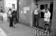 Maj 1981, Kraków, Polska.
Przechodnie czytają treść ogłoszenia o Białym Marszu, który zorganizowano po próbie zamachu na Jana Pawła II.
Fot. Piotr Dylik, zbiory Ośrodka KARTA