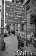 1981, Kraków, Polska.
Dzieci pod znakiem drogowym.
Fot. Piotr Dylik, zbiory Ośrodka Karta.