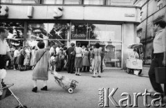 Lato 1981, Kraków, Polska.
Kolejka przed sklepem „Społem” na Rynku Głównym. Po prawej stronie widać saturator.
Fot. Piotr Dylik, zbiory Ośrodka Karta.