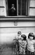 1981, Kraków, Polska.
Dzieci pod oknem, z którego wygląda staruszka.
Fot. Piotr Dylik, zbiory Ośrodka Karta.