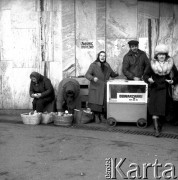 1981, Kraków, Polska.
Handel uliczny. Na ścianie ulotka z hasłem: 