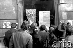 1981, Kraków, Polska.
Przechodnie czytają zawieszone w oknie plakaty dotyczące interwencji Milicji Obywatelskiej w siedzibie krakowskiej 
