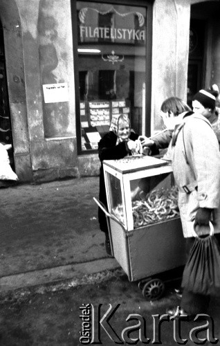 1981, Kraków, Polska.
Handel uliczny - sprzedaż obwarzanków.
Fot. Piotr Dylik, zbiory Ośrodka Karta.