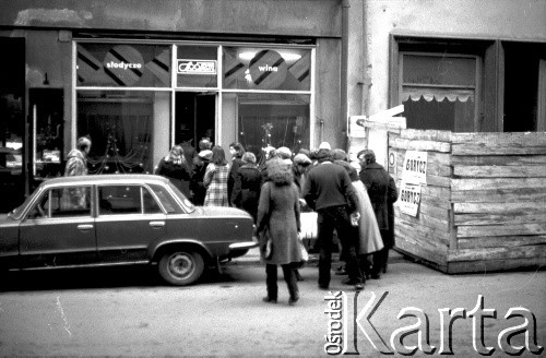 1981, Kraków, Polska.
Kolejka przed sklepem 