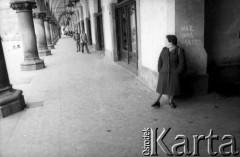 1981, Kraków, Polska.
Sukiennice. Kobieta opiera się o mur z napisem 
