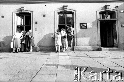 1981, Kraków, Polska.
Przed Klubem Literatów.
Fot. Piotr Dylik, zbiory Ośrodka Karta.