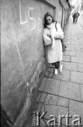 1981, Kraków, Polska.
Kobieta pod murem z napisem 