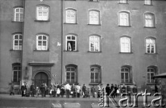 1981, Kraków, Polska.
Ludzie czekający na przystanku.
Fot. Piotr Dylik, zbiory Ośrodka KARTA
