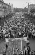 25.05.1981, Kraków, Polska.
Niezależna demonstracja przechodzi ulicą Lubicz. Na transparencie widać napis 