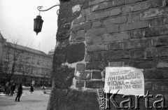 1981, Kraków, Polska.
Rynek Główny. Zawieszony na murze Wieży Ratuszowej opozycyjny plakat 