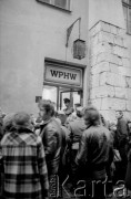 1981, Kraków, Polska.
Tłum przed sklepem WPHW przy ul. Siennej.
Fot. Piotr Dylik, zbiory Ośrodka KARTA