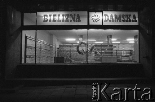 1980, Kraków, Polska.
Sklep z damską bielizną. Braki w zaopatrzeniu.
Fot. Piotr Dylik, zbiory Ośrodka KARTA
