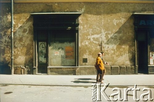 1981, Kraków, Polska.
Przechodnie na ulicy. Na ścianie kamienicy opozycyjne plakaty.
Fot. Piotr Dylik, zbiory Ośrodka KARTA