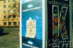 1981, Kraków, Polska.
Plakaty na słupie ogłoszeniowym: plakat z 1980 roku, stworzony na potrzeby przeglądu filmowego 