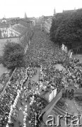 Sierpień 1982, Częstochowa, Polska
II Piesza Pielgrzymka Krakowska przed bramą prowadzącą na Jasną Górę.
Fot. Piotr Dylik, zbiory Ośrodka KARTA