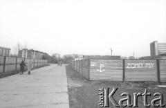 1982, Kraków, Polska.
Widok na miasteczko akademickie. Na ogrodzeniu symbol Polski Walczącej i napis 