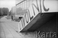 1982, Kraków, Polska.
Stan wojenny. Opozycyjne napisy na budynkach: 